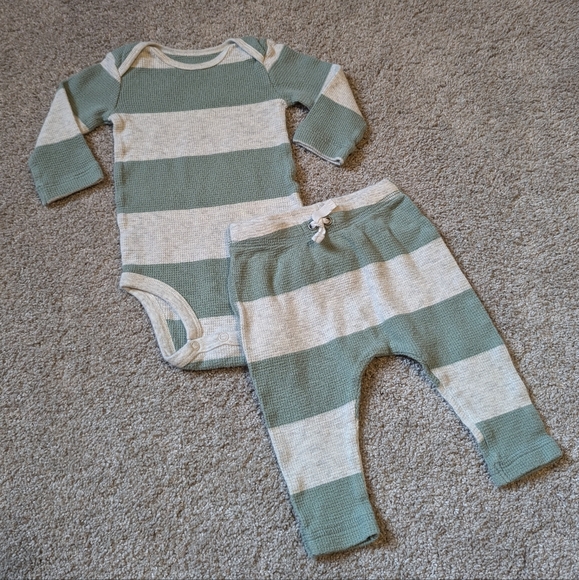 Carter's - thermal outfit- onesie- baby boy- size 6 months - Picture 1 of 3